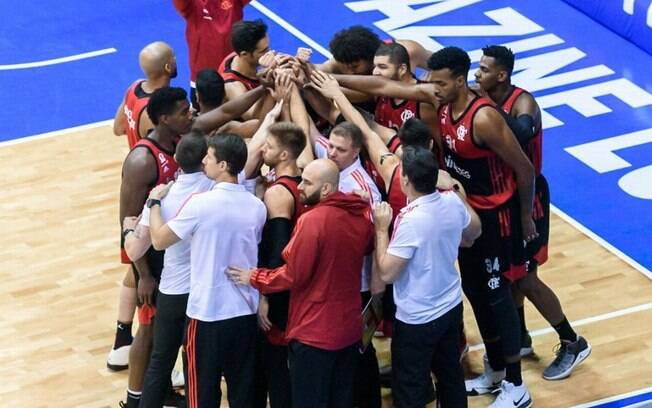 Atletas do basquete do Flamengo abandonam Jogo das Estrelas após incêndio  em CT