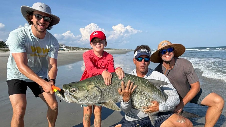Menino captura peixe com quase 70 quilos no Atlântico Menino captura peixe com quase 70 quilos no Atlântico