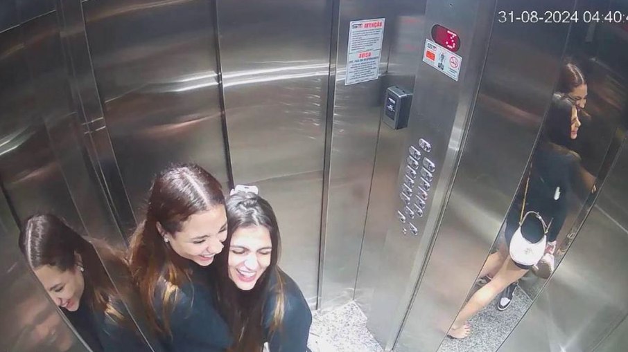 Rafaela e Marcelly, minutos antes de Igor Peretto, marido de Rafaela, ser morto por Mario, seu melhor amigo e companheiro de Marcelly, irmão do empresário assassinado