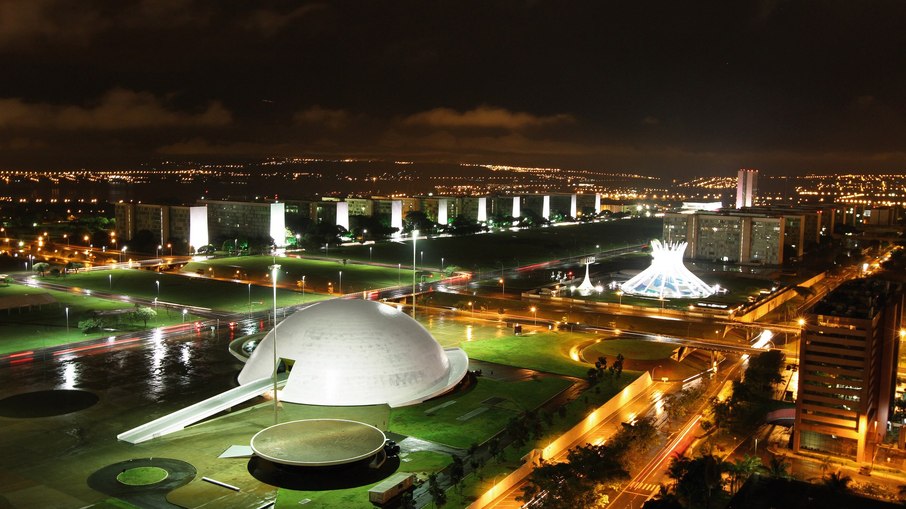 Esplanada dos Ministérios com destaque para o Museu Nacional da República e a Catedral Metropolitana - Brasília (DF)