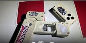 Homem é preso com "celular" que vira arma de fogo