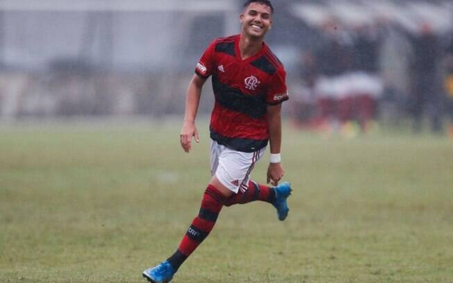 Garoto do Ninho desmente boatos de saída: 'Meu foco foi, é e sempre será defender a camisa do Flamengo'