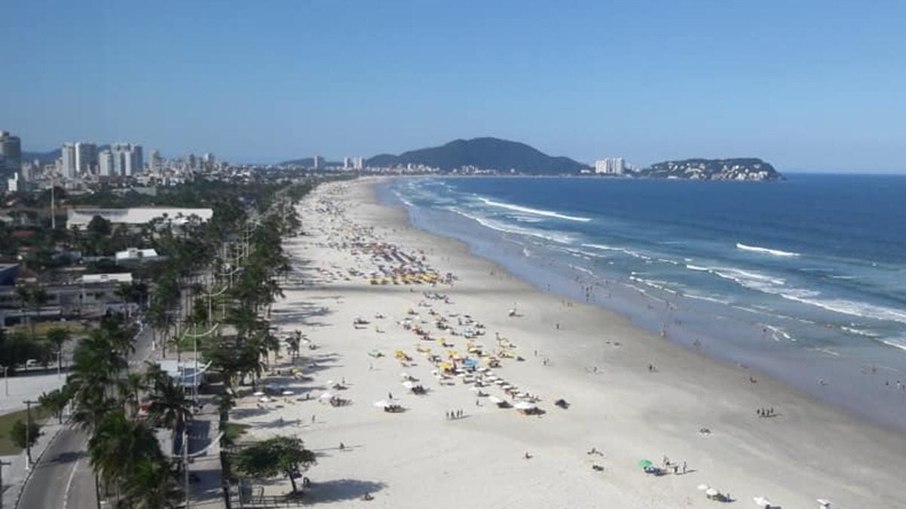 Com uma população estimada em pouco mais de 311 mil habitantes, Guarujá é conhecida por suas praias que atraem turistas de todo o país, como a Praia da Enseada, a mais extensa do município, com 8 km de comprimento.