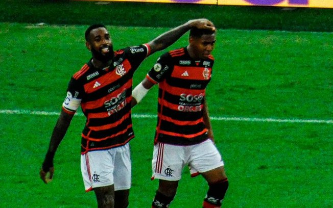 Lorran e Gerson celebram o segundo gol do Flamengo, marcado pela joia rubro-negra