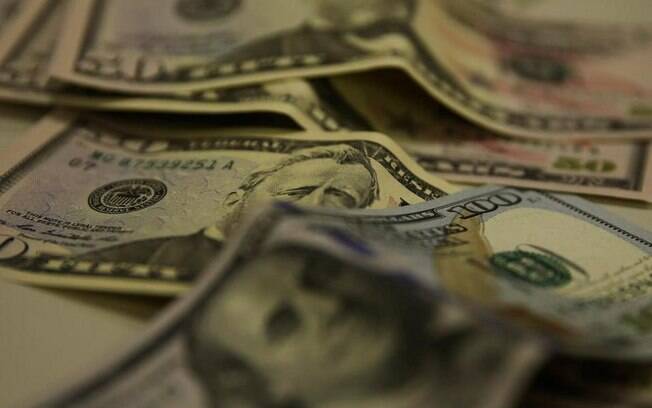 Dólar teve queda no acúmulo do mês