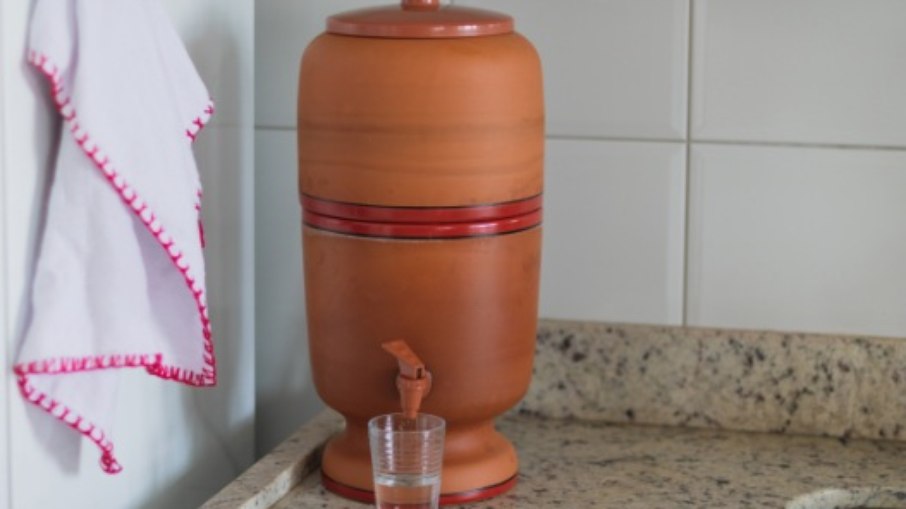 Filtro de barro vira item de luxo e pode custar até R$ 3 mil