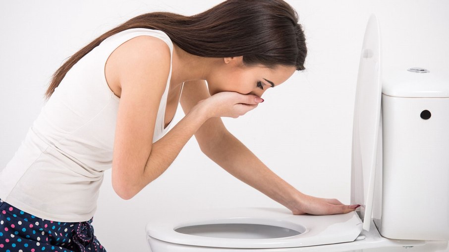 Os sintomas mais relatados são dor de cabeça intensa, náuseas, vômitos, dor abdominal, tontura e alteração visual