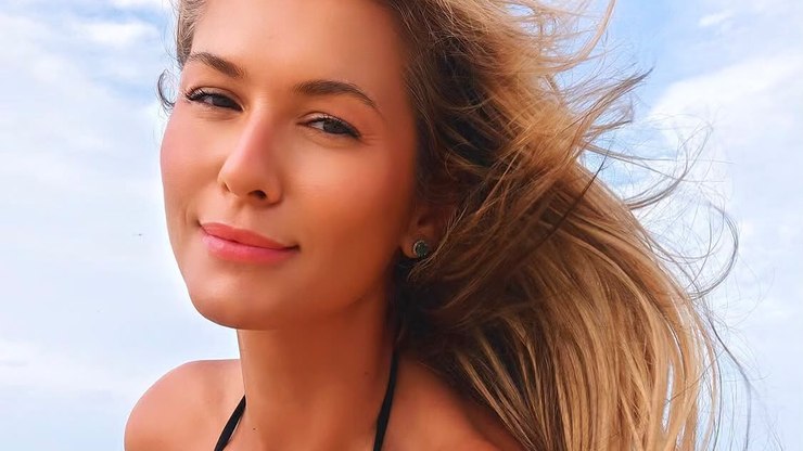 Lívia Andrade posa de biquíni na praia e ganha elogios: “Sereia”