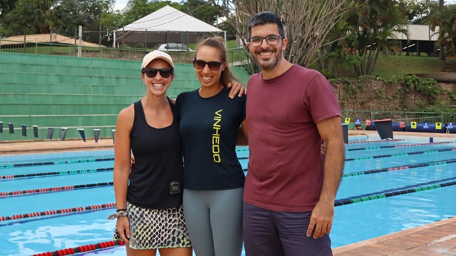 Duda, Fernanda e Júnior são alguns dos professores responsáveis pela natação de Vinhedo