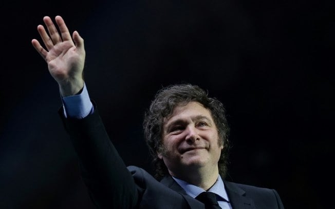 O presidente da Argentina, Javier Milei, gesticula enquanto discursa no palco durante o comício 