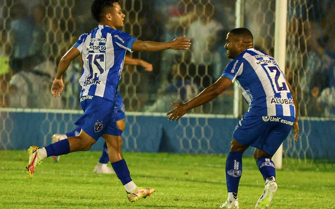 Jogadores do Paysandu comemoram um dos gols no primeiro jogo da final da Copa Verde