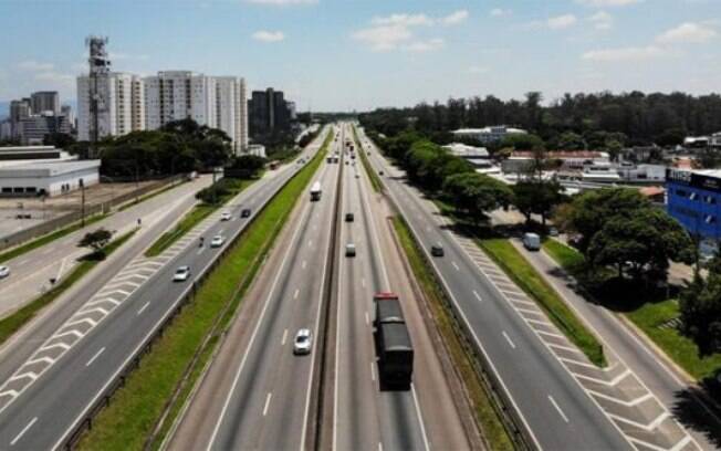 Uma das alternativas estudadas pelo governo é o leilão de um trecho da Via Dutra (BR-116)