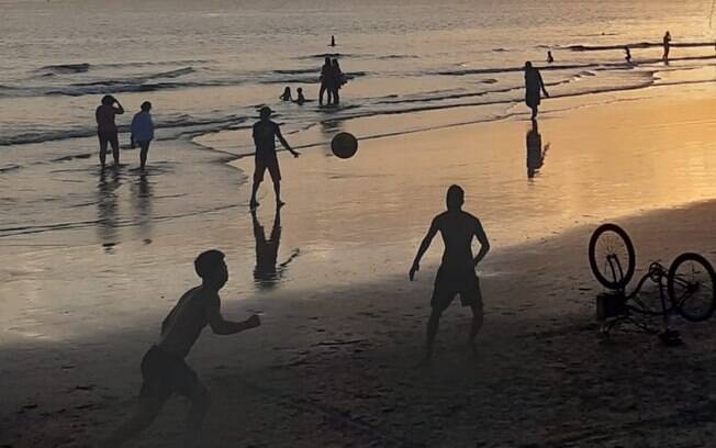 Prática de esportes na orla da praia de Santos está liberado, mas é necessário o uso de máscaras