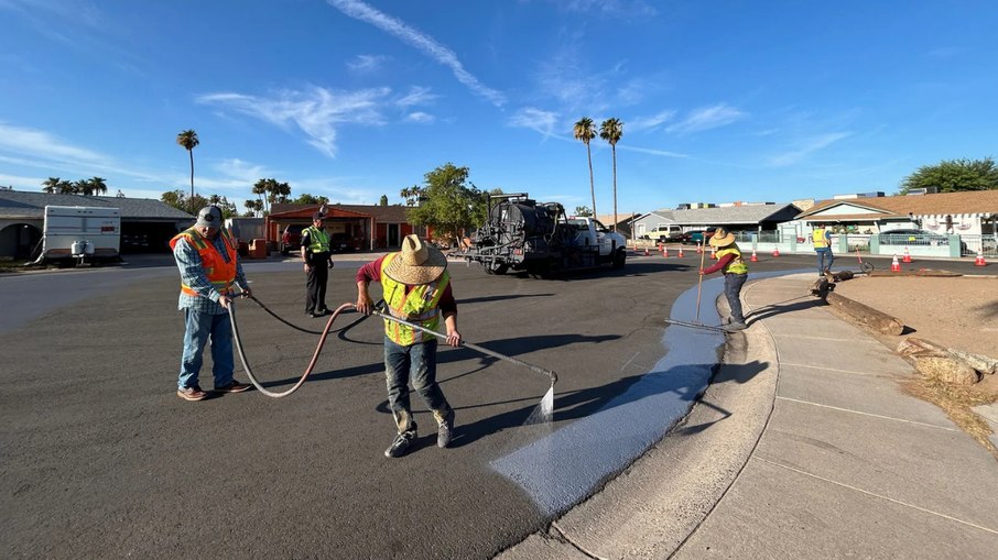 Ruas de Phoenix receberam um revestimento claro e refletivo para reduzir o calor