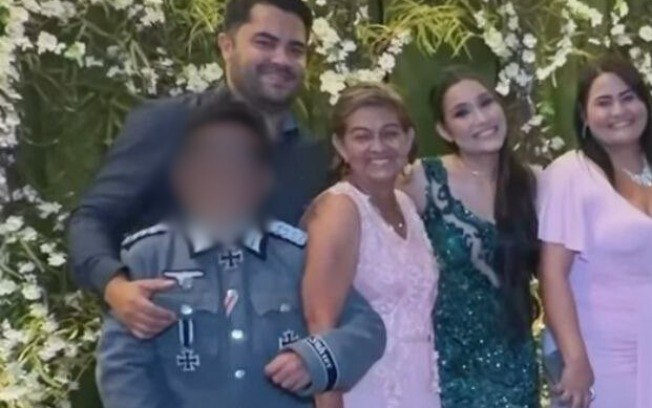 O menor de 13 anos usando vestimentas militares