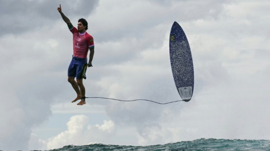 Gabriel Medina após sufrar um tubo na terceira fase dos Jogos Olímpicos de Paris, em Teahupo'o, Taiti, em 29 de julho de 2024