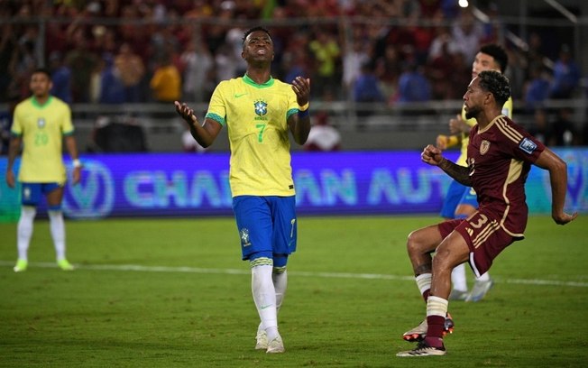 Vinícius Júnior lamenta após perder pênalti no empate do Brasil com a Venezuela em 1 a 1 nesta quinta-feira, pelas Eliminatórias