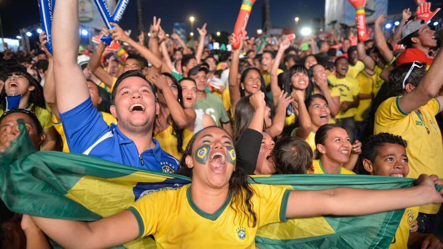 Torcedores vibram durante jogo entre Brasil e Colômbia da Copa de 2014 em Taguatinga (DF)