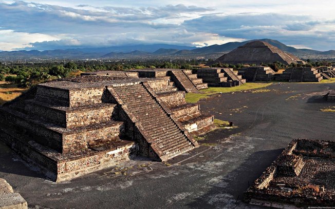A Avenida dos Mortos e a Pirâmide do Sol, no sítio pré-colombiano de Teotihuacán, no México