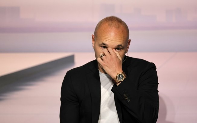 Andrés Iniesta se emociona ao anunciar sua aposentadoria do futebol nesta terça-feira, em Barcelona