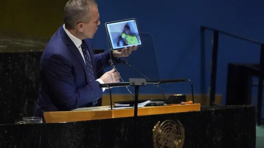 O embaixador de Israel na ONU, Gilad Erdan, usou tablet para mostrar supostas imagens e vídeos de vítimas de ataque terrorista do Hamas