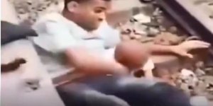 Vídeo: pai salva filho ao pular nos trilhos e ficar sob vagões