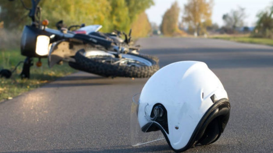Motociclistas estão entre as principais vítimas de acidentes de trânsito. Uso do capacete é fundamental para evitar lesões e óbitos.