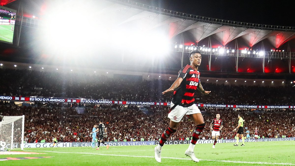 Bruno Henrique comemora gol contra o Santos no Maracanã Bruno Henrique comemora gol contra o Santos no Maracanã