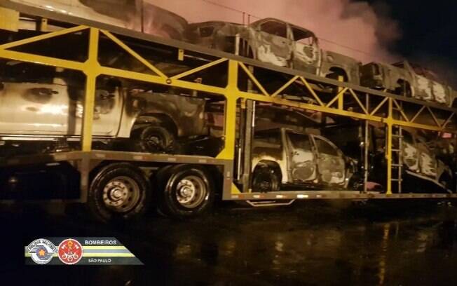 Incêndio atingiu 15 caminhões-cegonhas, destruindo 80 carros.