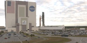 NASA transporta megafoguete que levará tripulação à Lua