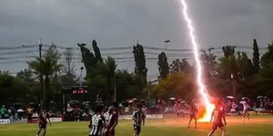 Raio mata jogador de 24 anos e deixa 12 feridos na Tailândia