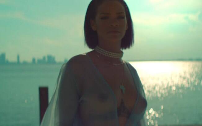 No clipe de 'Needed Me', Rihanna deixa a mostra o seu piercing no mamilo