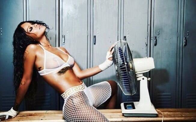 Rihanna posou de lingerie transparente em uma foto tirada em um vestiário por Ellen von Unwerth