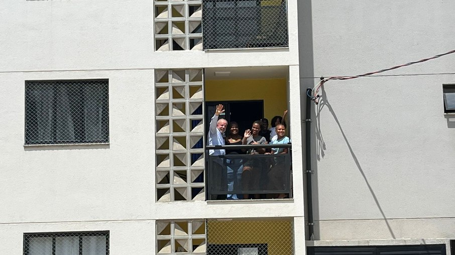 Lula percorre o conjunto habitacional na Comunidade do Aço, em Santa Cruz, e visita casa por casa para conhecer as novas moradias