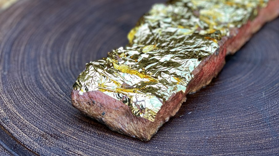 A iguaria se tornou famosa pelas mãos do chef celebridade turco Nusret Gökçe A iguaria se tornou famosa pelas mãos do chef celebridade turco Nusret Gökçe