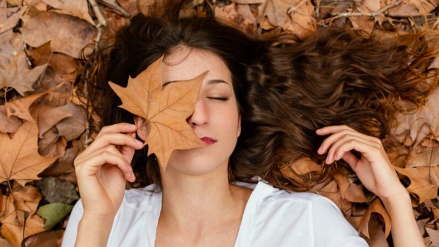 Motivos para redobrar os cuidados com a pele e o cabelo no outono 
