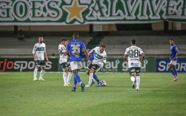 Cruzeiro faz grande jogo, surpreende e derrota o líder Coritiba fora de casa