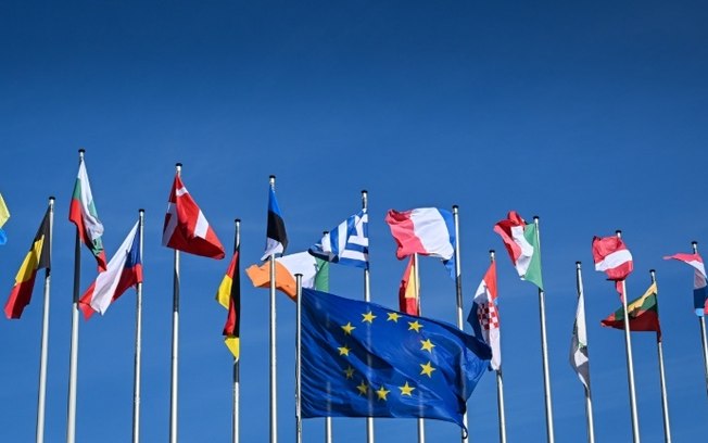 Bandeiras dos países da UE diante do Parlamento Europeu em Estrasburgo