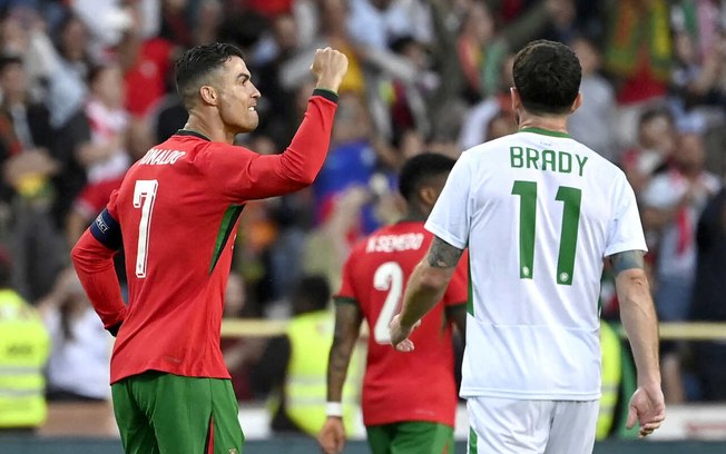 Cristiano Ronaldo vibra com um de seus gols por Portugal em amistoso pré-Euro