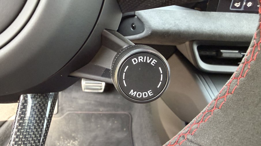Seletor no volante permite alternar entre modos Normal, Sport, Sport Plus e Off-Road Seletor no volante permite alternar entre modos Normal, Sport, Sport Plus e Off-Road