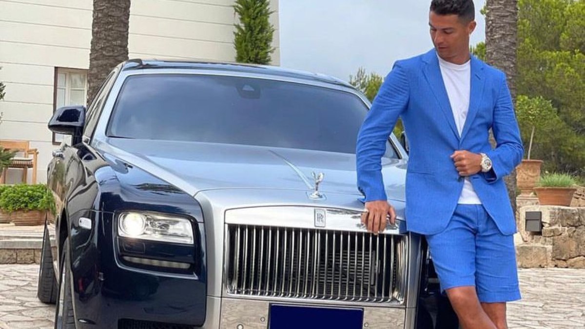 Cristiano Ronaldo possui uma coleção de carros que 'beira' os 100 milhões de reais