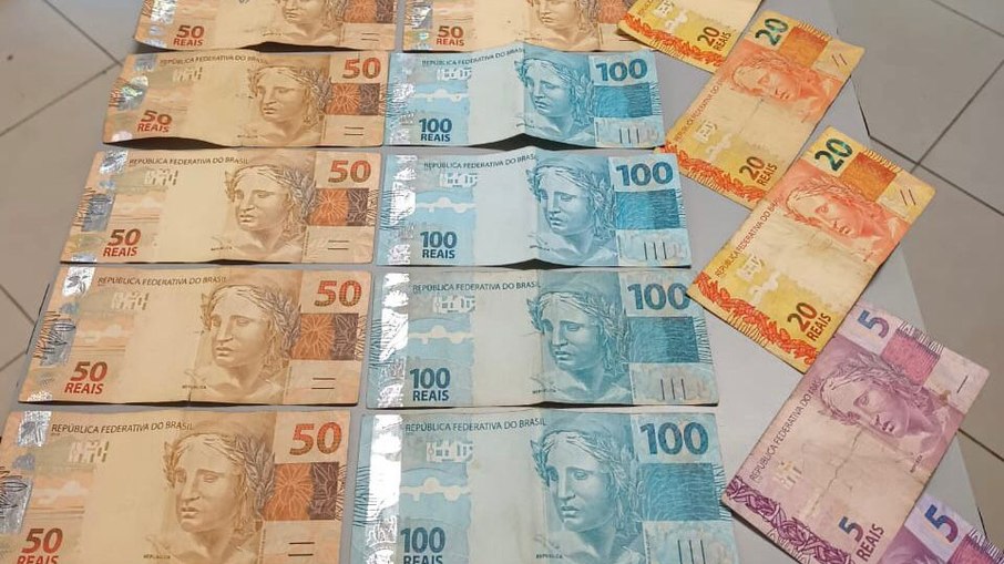 Mais de R$ 1 mil reais em espécie foram apreendidos com o criminoso Mais de R$ 1 mil reais em espécie foram apreendidos com o criminoso