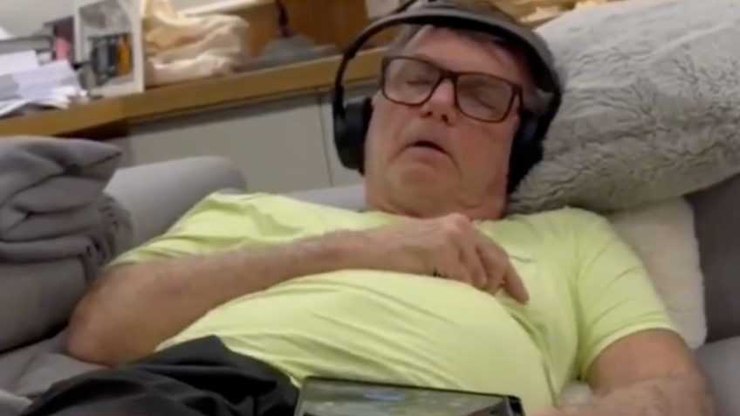 Carlos%20Bolsonaro%20publica%20v%C3%ADdeo%20do%20pai%20solu%C3%A7ando%20e%20pede%20ajuda