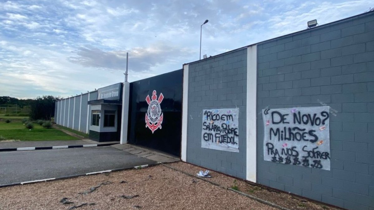 CT Corinthians foi alvo de protestos nesta quarta-feira (28)