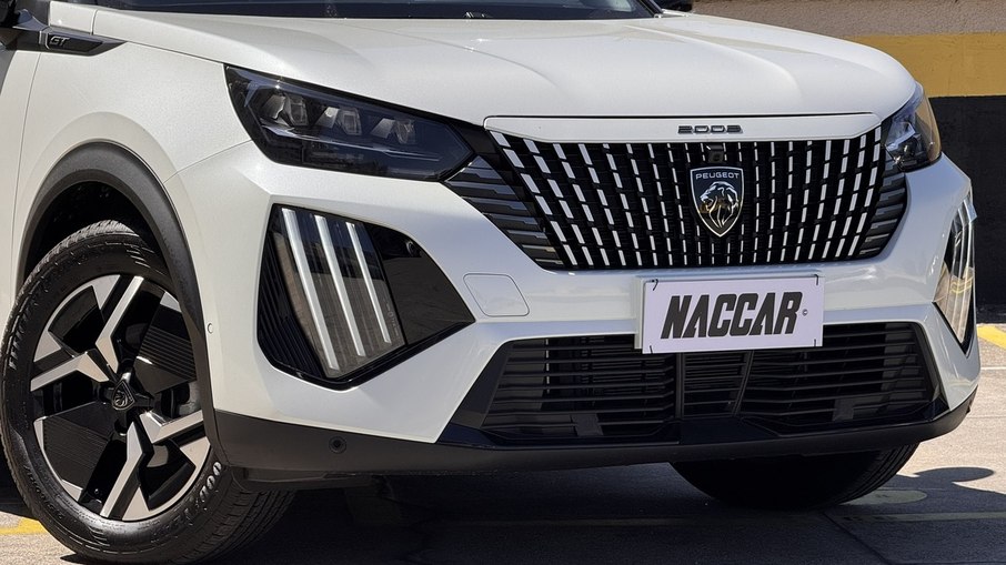Peugeot 2008 GT Hybrid aposta em visual marcante e acabamento refinado na dianteira.