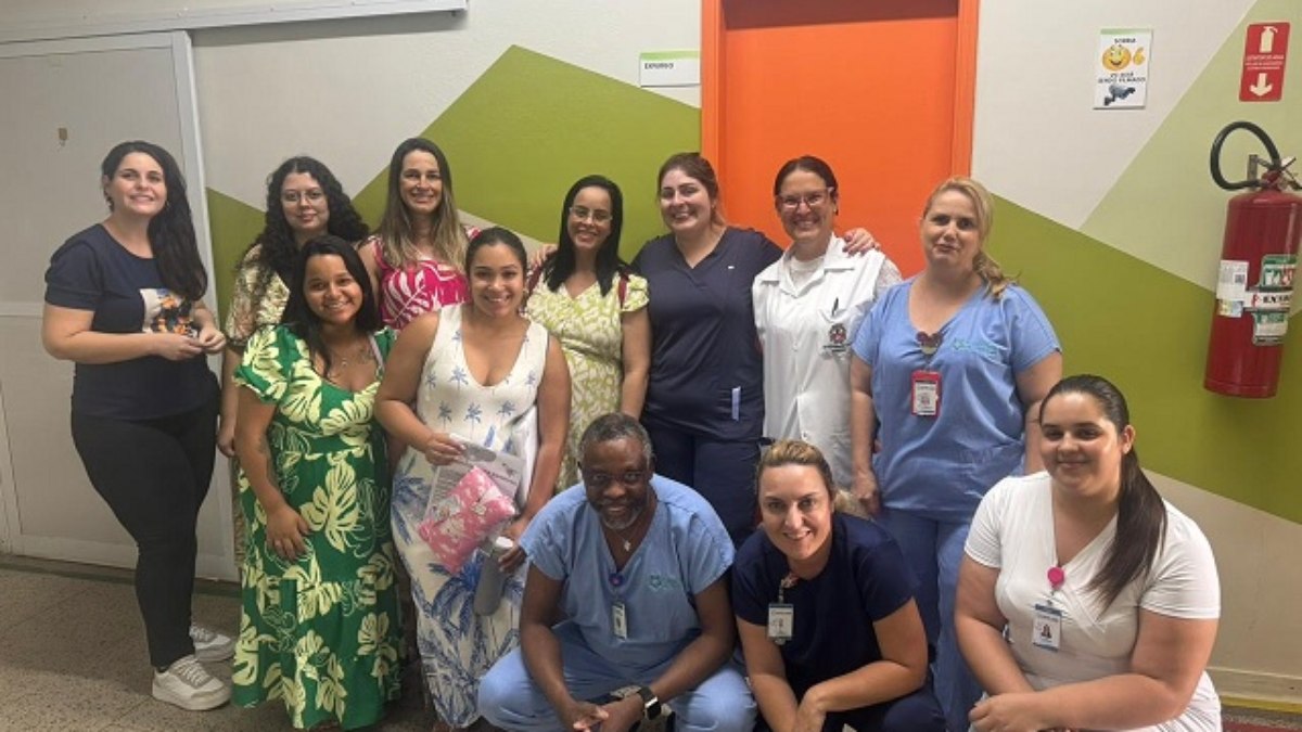 Dr. Adriano (agachado), Tayná (em pé, a 3ª da dir. para a esq.), integrantes da equipe de Enfermagem da Santa Casa e as seis gestantes que visitaram o hospital esta semana