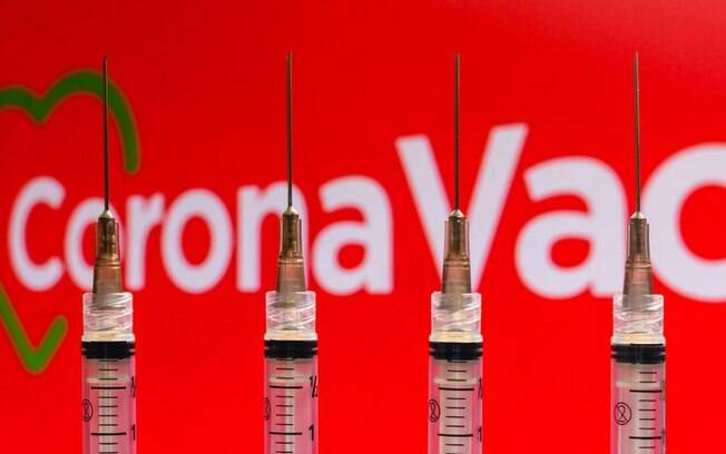 CoronaVac: eficcia da vacina no  'salvo-conduto para achar que problema est resolvido', alerta mdico