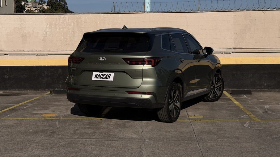 Ford Territory Titanium 2026 mede 4,68 metros de comprimento e tem 2,72 metros de entre-eixos