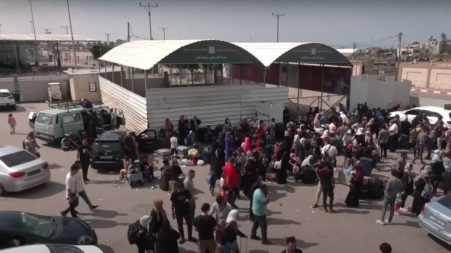Refugiados esperam para sair de Gaza