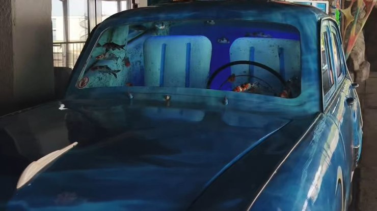 Carro%20convertido%20em%20aqu%C3%A1rio%20com%20peixes%20se%20torna%20atra%C3%A7%C3%A3o